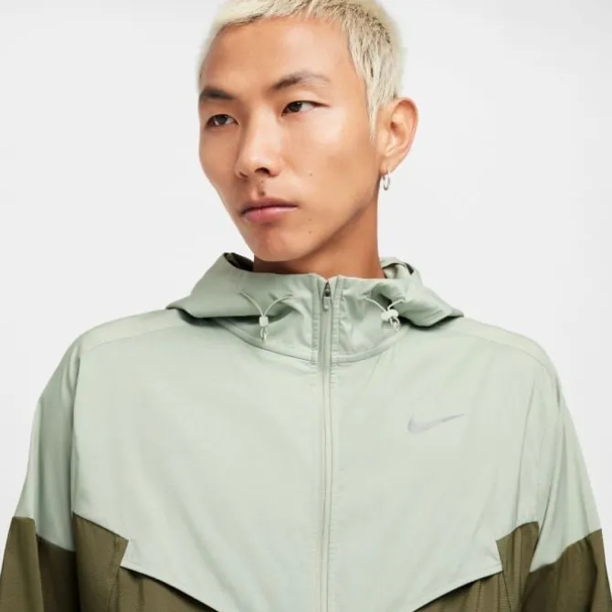 Nike Laufjacken>Impossibly Light Windrunner Jacket Grün